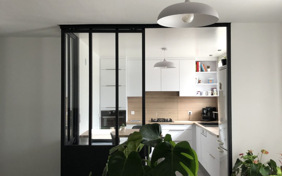 Une salle à manger minérale et scandinave