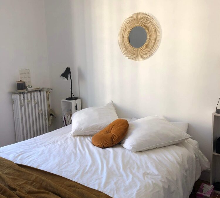 Une chambre parentale camel et bleue