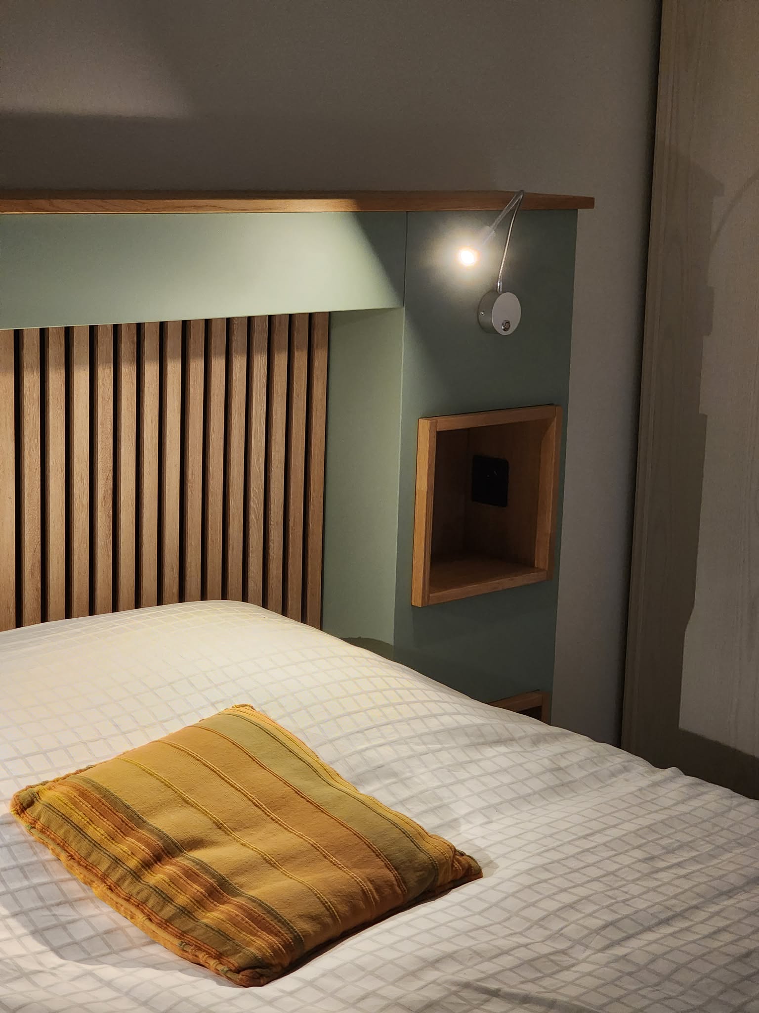 Réalisation tête de lit sur mesure avec un menuisier. Chambre sauge, lin et bois à Nancy. Coaching décoration avec Miela, designer d'intérieur. 